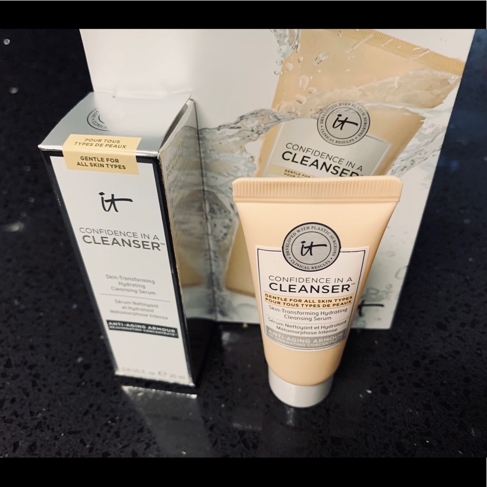 IT Cosmetics Confidence in a Cleanser. NEW